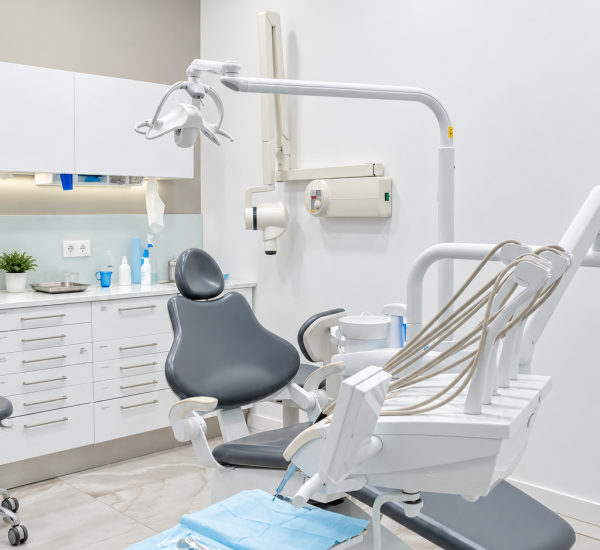 Clínica dental moderna y luminosa